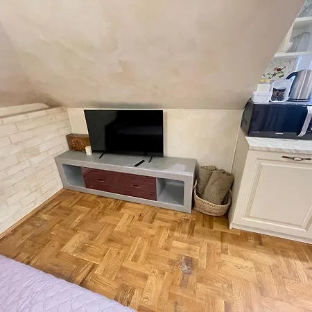 'shell' Flat In The Center بورغاس